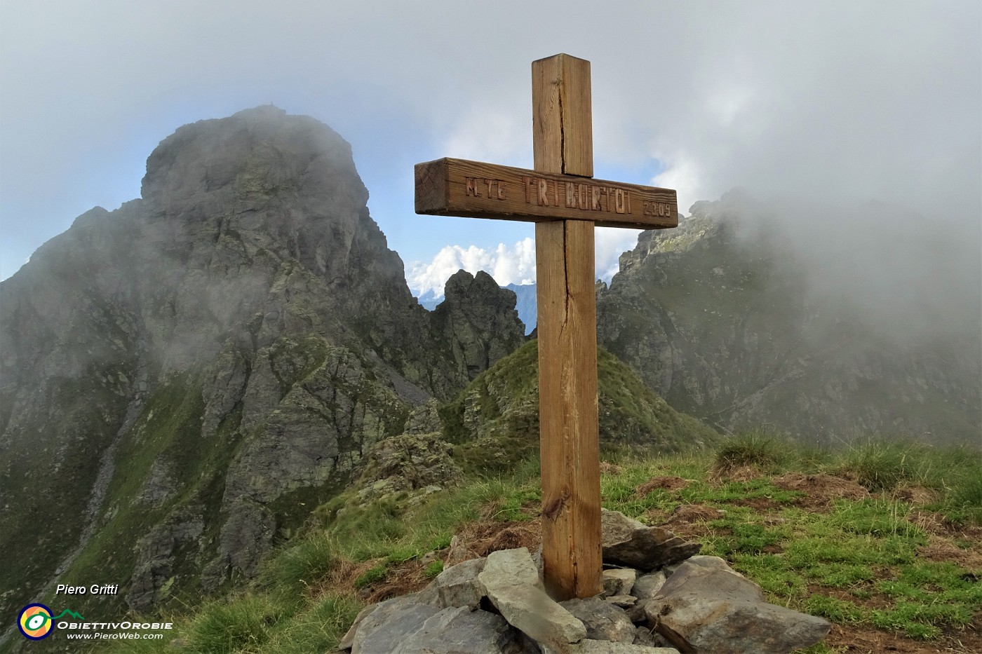 85 La recente lignea croce di vetta del Monte Tribotoi (2309 m) si staglia di fronte al roccioso  Valletto.JPG